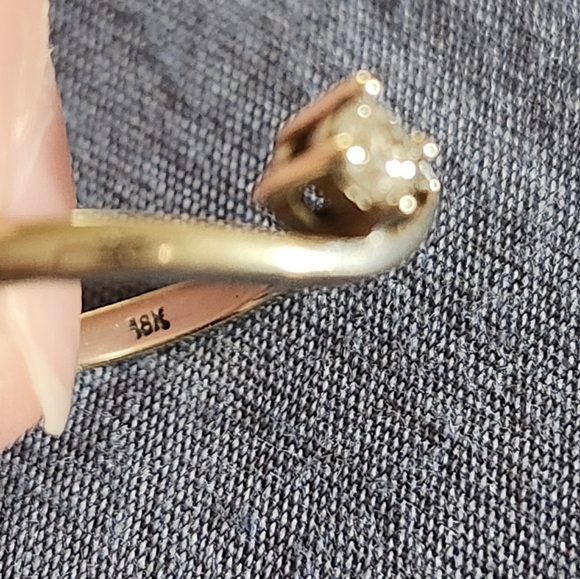 18K Gold Diamond Ring - Picture 3 of 5